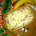 Pyszna zapiekanka ryżowa z bananami i migdałowymi ziarenkami