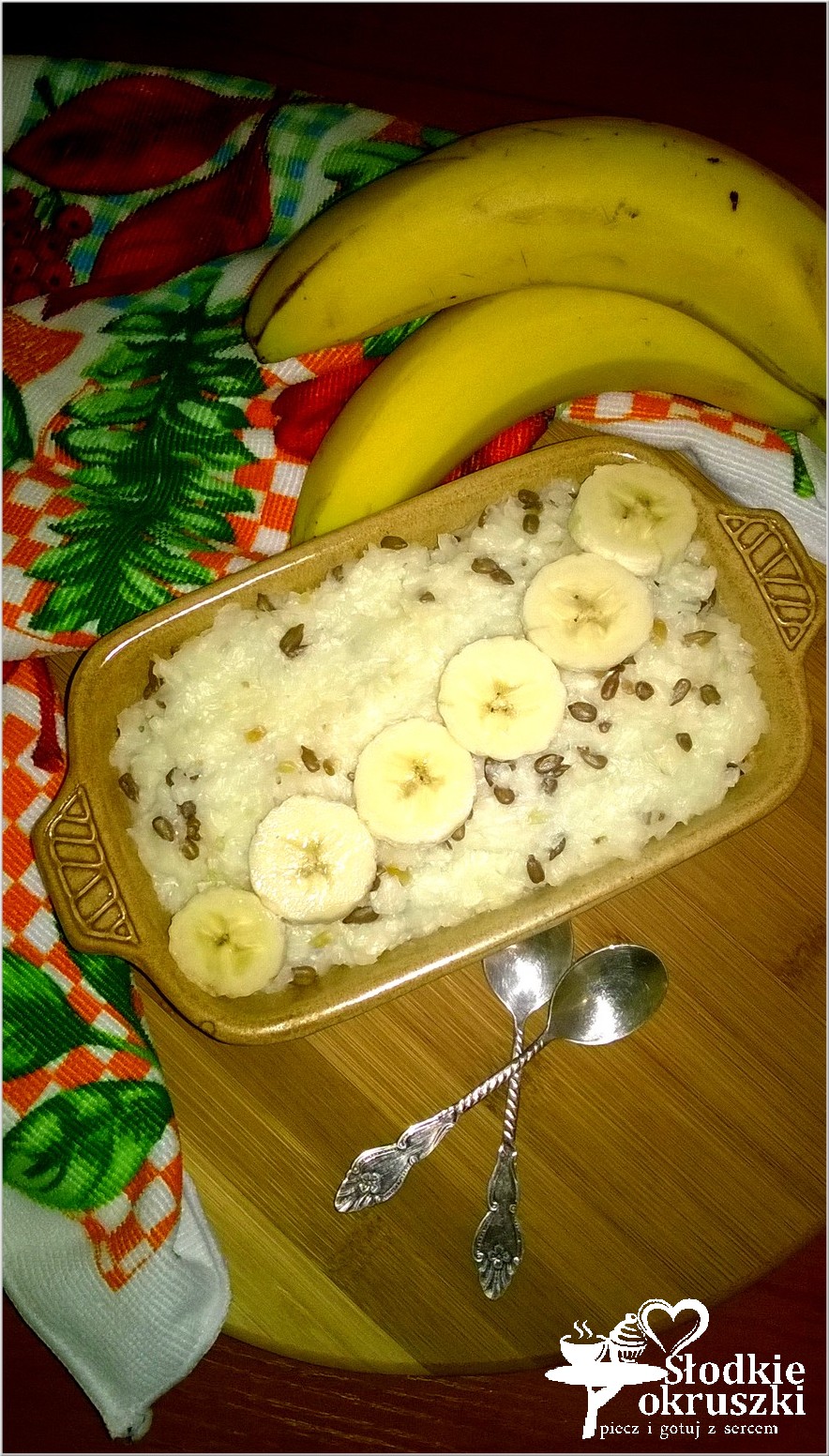 Pyszna zapiekanka ryżowa z bananami i migdałowymi ziarenkami