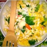 Makaronowa sałatka (light) z warzywami w ziołowym jogurcie | Słodkie okruszki