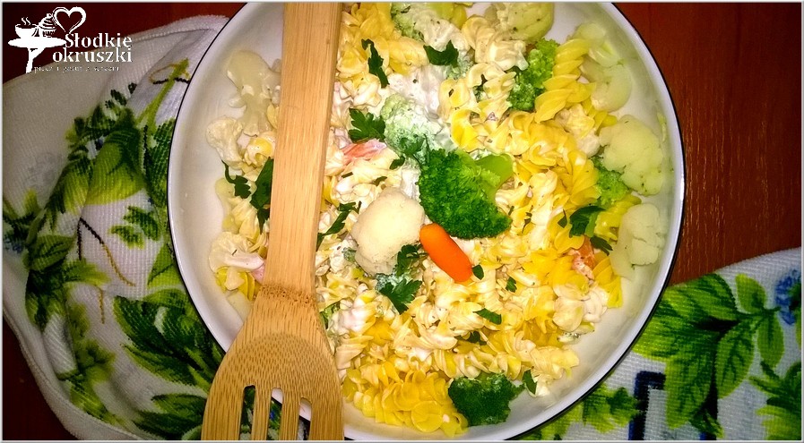 Makaronowa sałatka (light) z warzywami w ziołowym jogurcie