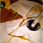 Nadziewana tortilla a la pizza z mięsem mielonym, serem i sałatą