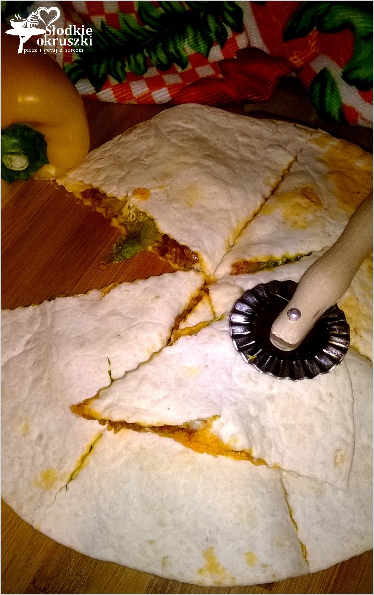 Nadziewana tortilla a la pizza z mięsem mielonym, serem i sałatą