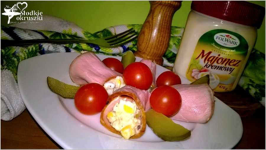 Sałatka podana w wędlinie z pomidorkami i ogórkiem (1)