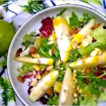 Sałatka z orzechami i gruszką w miodowo-musztardowym sosie | Słodkie okruszki