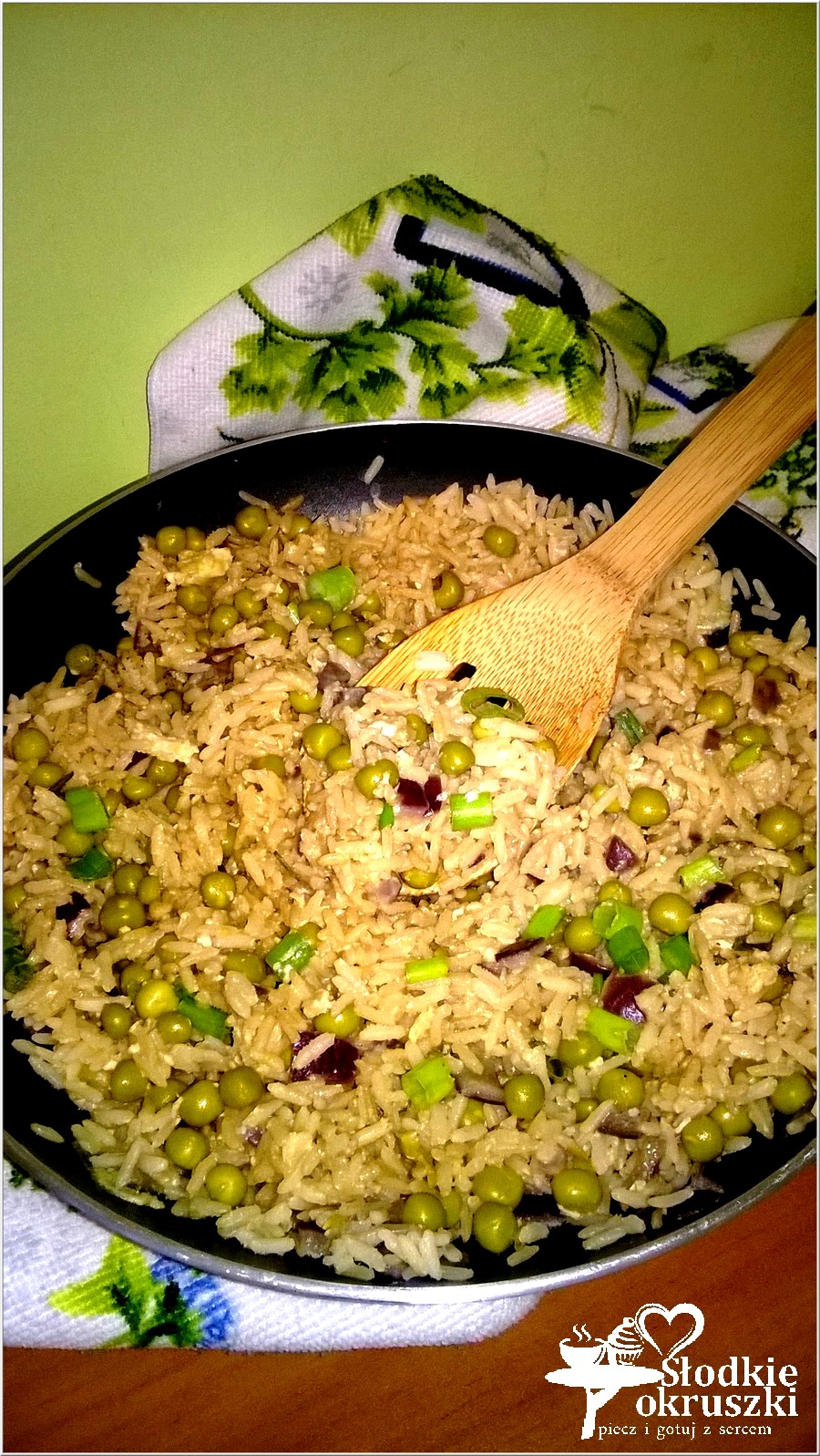 Smażony ryż z jajkiem i zielonym groszkiem (1)