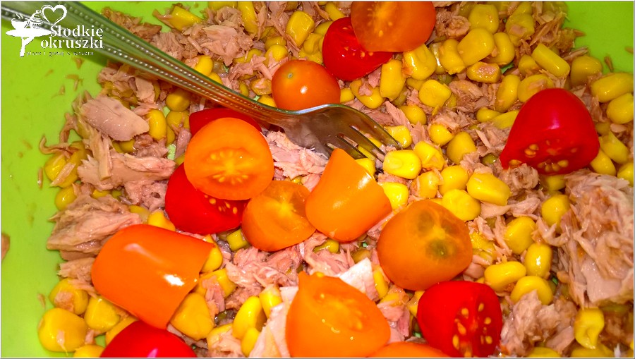 Sałatka na bazie kaszy jęczmiennej z tuńczykiem, kukurydzą, papryką i pomidorkami paprykowymi. (7)
