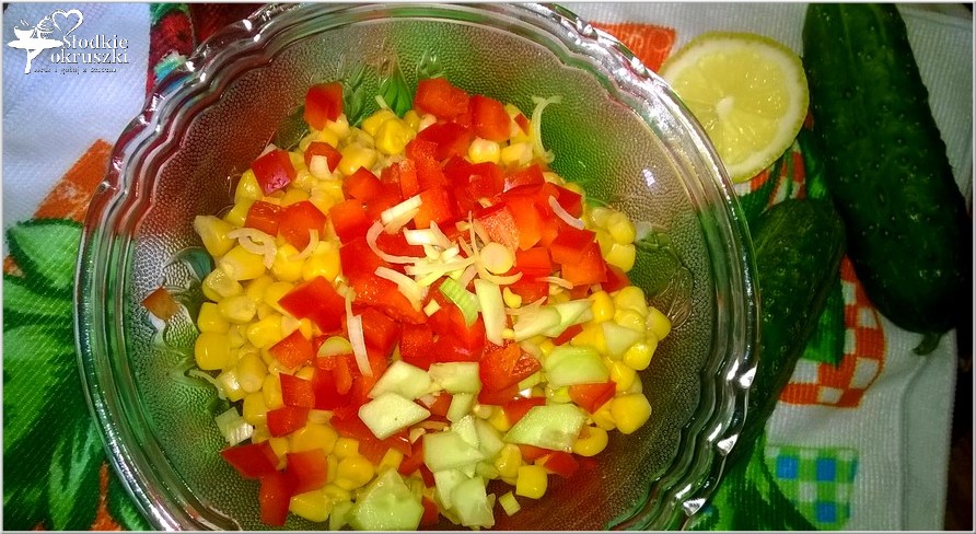 Kolorowa surówka obiadowa z zielonym ogórkiem, papryką i kukurydzą (1)