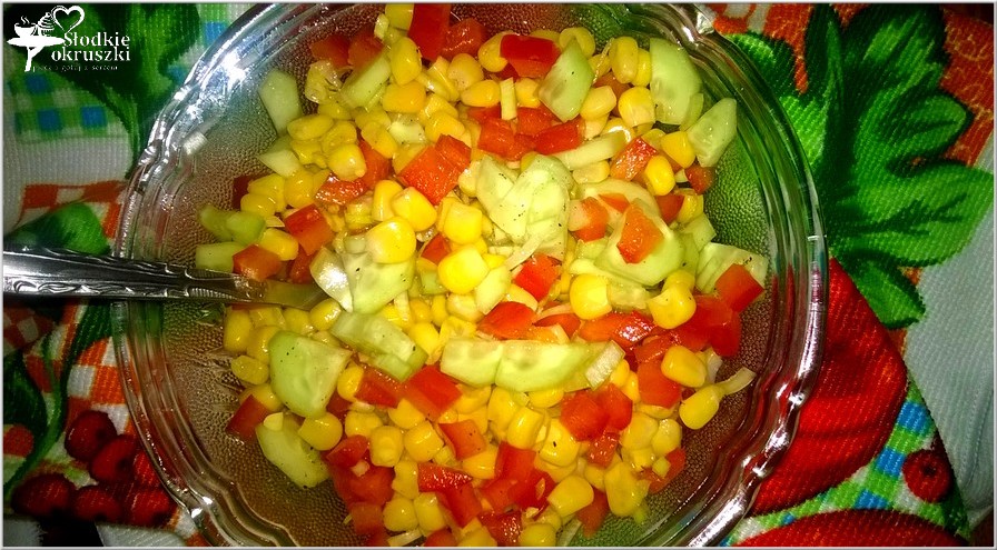 Kolorowa surówka obiadowa z zielonym ogórkiem, papryką i kukurydzą (2)