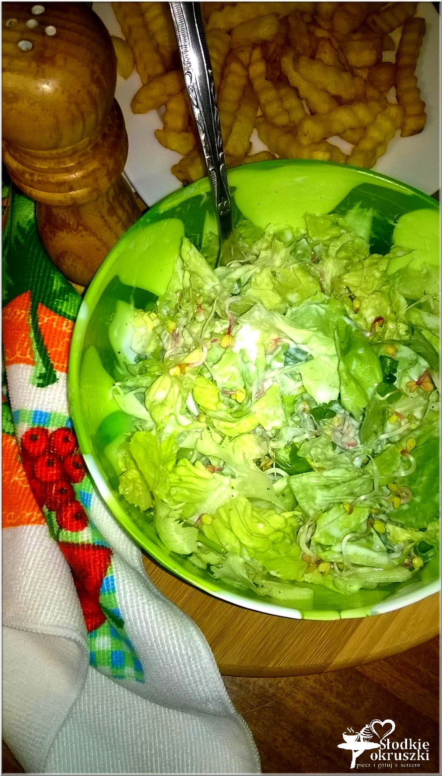 zielona-salatka-z-kielkami-i-ogorkiem
