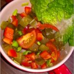 Najłatwiejsza surówka do obiadu (z pomidorków, papryki i ogórków kiszonych)