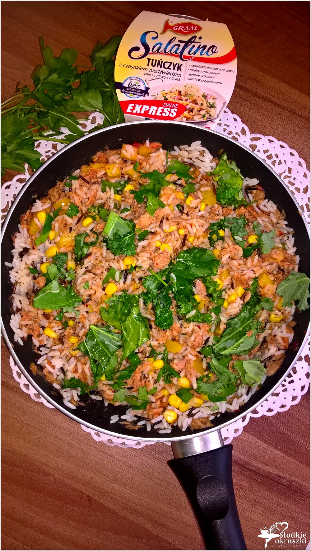 Ryż z pikantnym tuńczykiem, słoneczną kukurydzą i zielonymi dodatkami