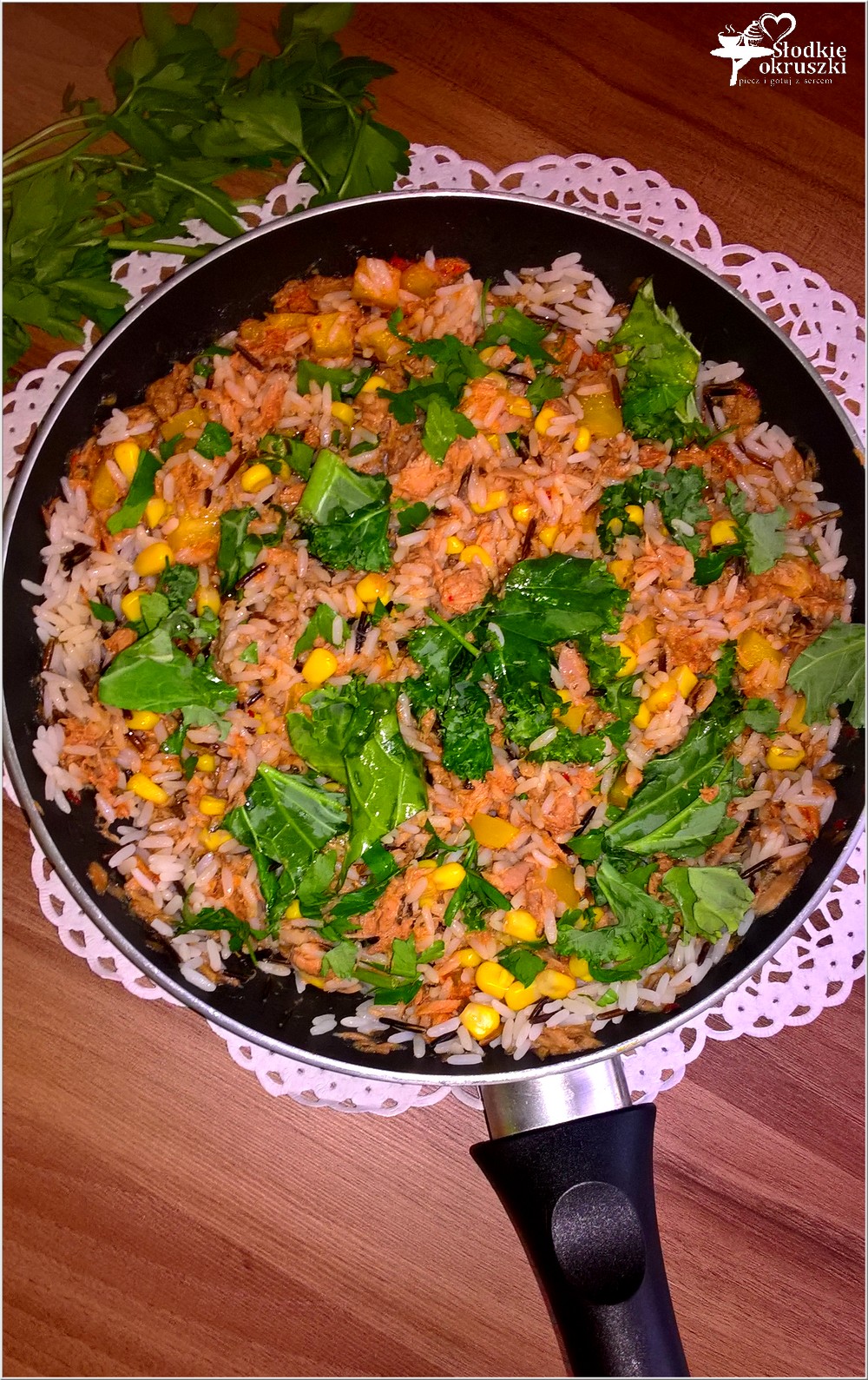 Ryż z pikantnym tuńczykiem, słoneczną kukurydzą i zielonymi dodatkami (2)