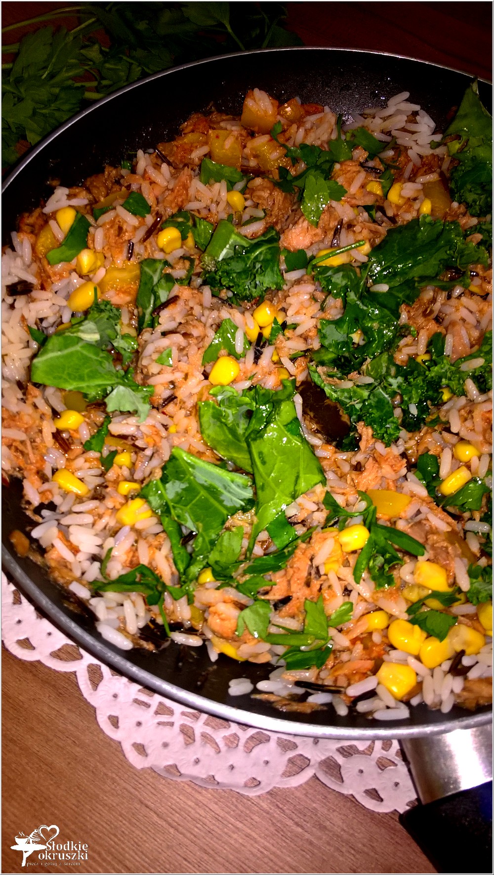 Ryż z pikantnym tuńczykiem, słoneczną kukurydzą i zielonymi dodatkami (4)