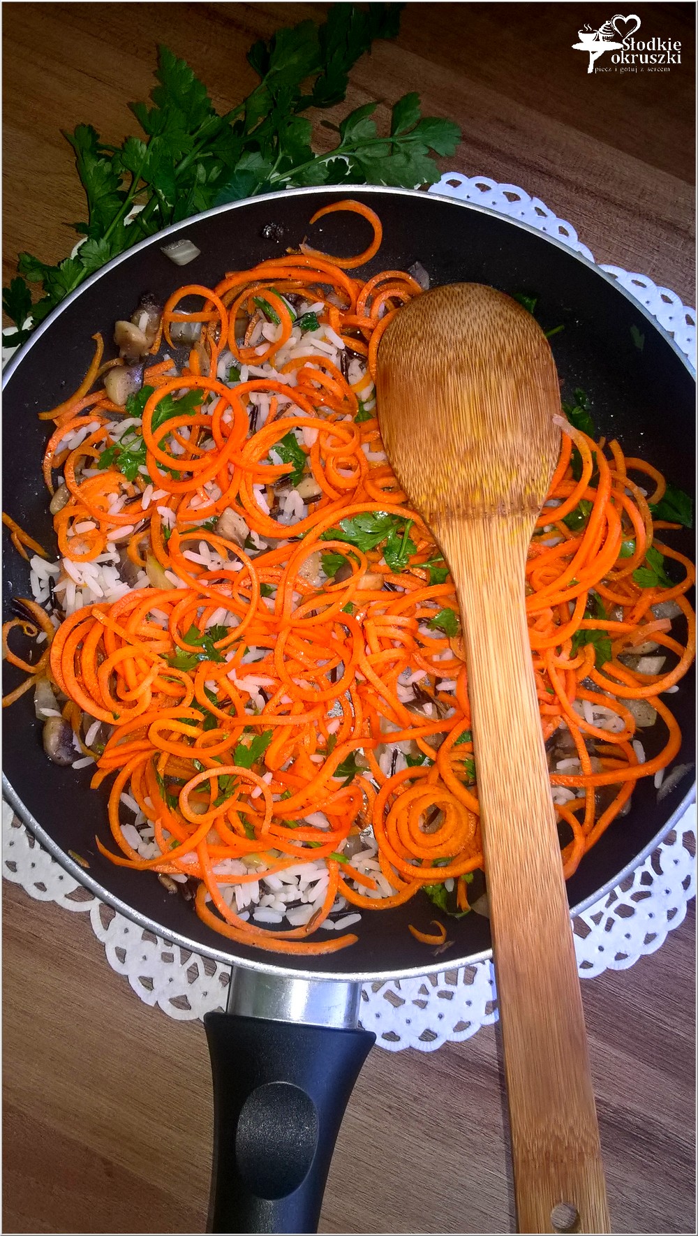 Warzywne spaghetti z ryżem i pieczarkami. Lekki obiad (1)