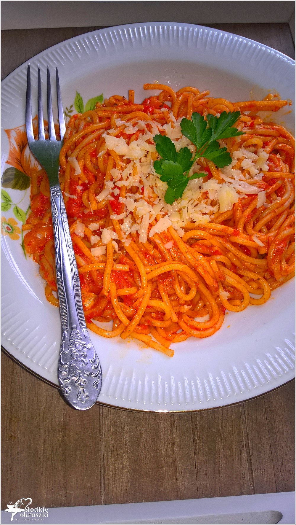 Spaghetti w czerwonym paprykowo-serowym sosie (2)