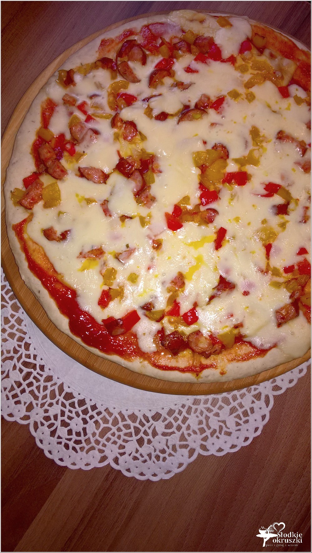 Pizza dwa sery z kiełbasą sycylijską (2)