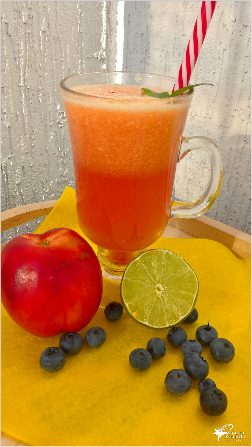 Orzeźwiający napój żurawinowo-nektarynkowy (na letnie dni) (1)