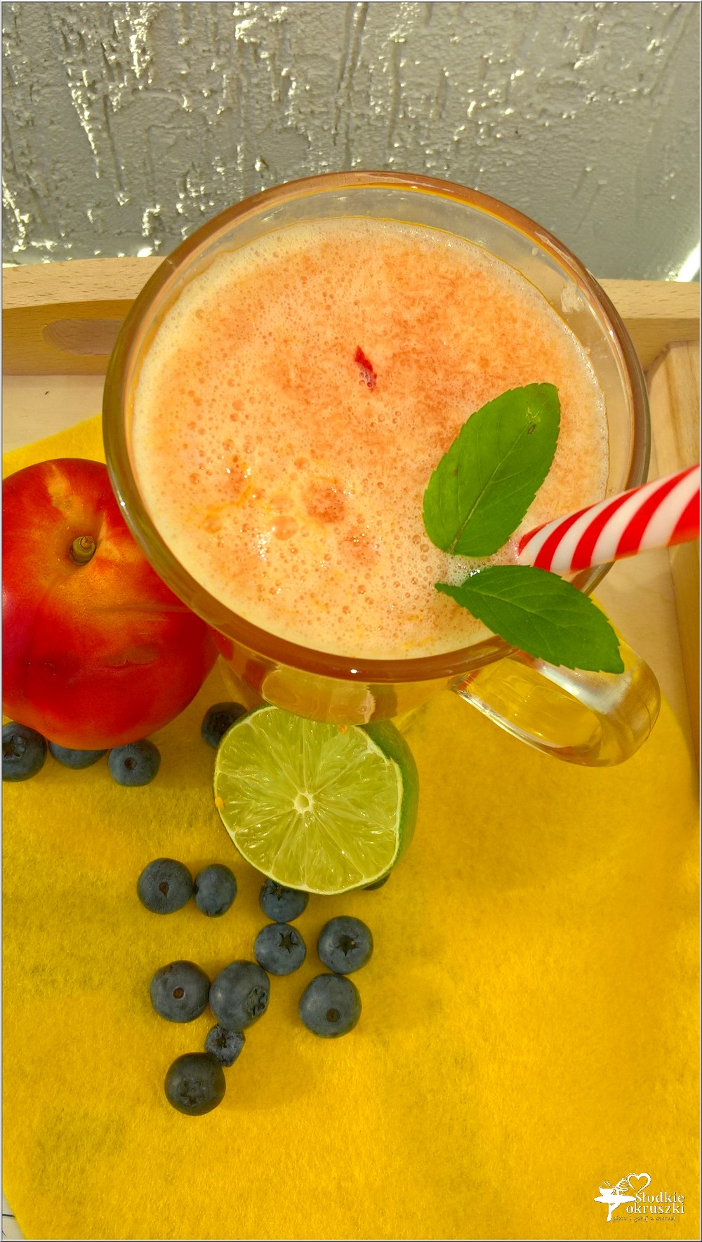 Orzeźwiający napój żurawinowo-nektarynkowy (na letnie dni) (2)