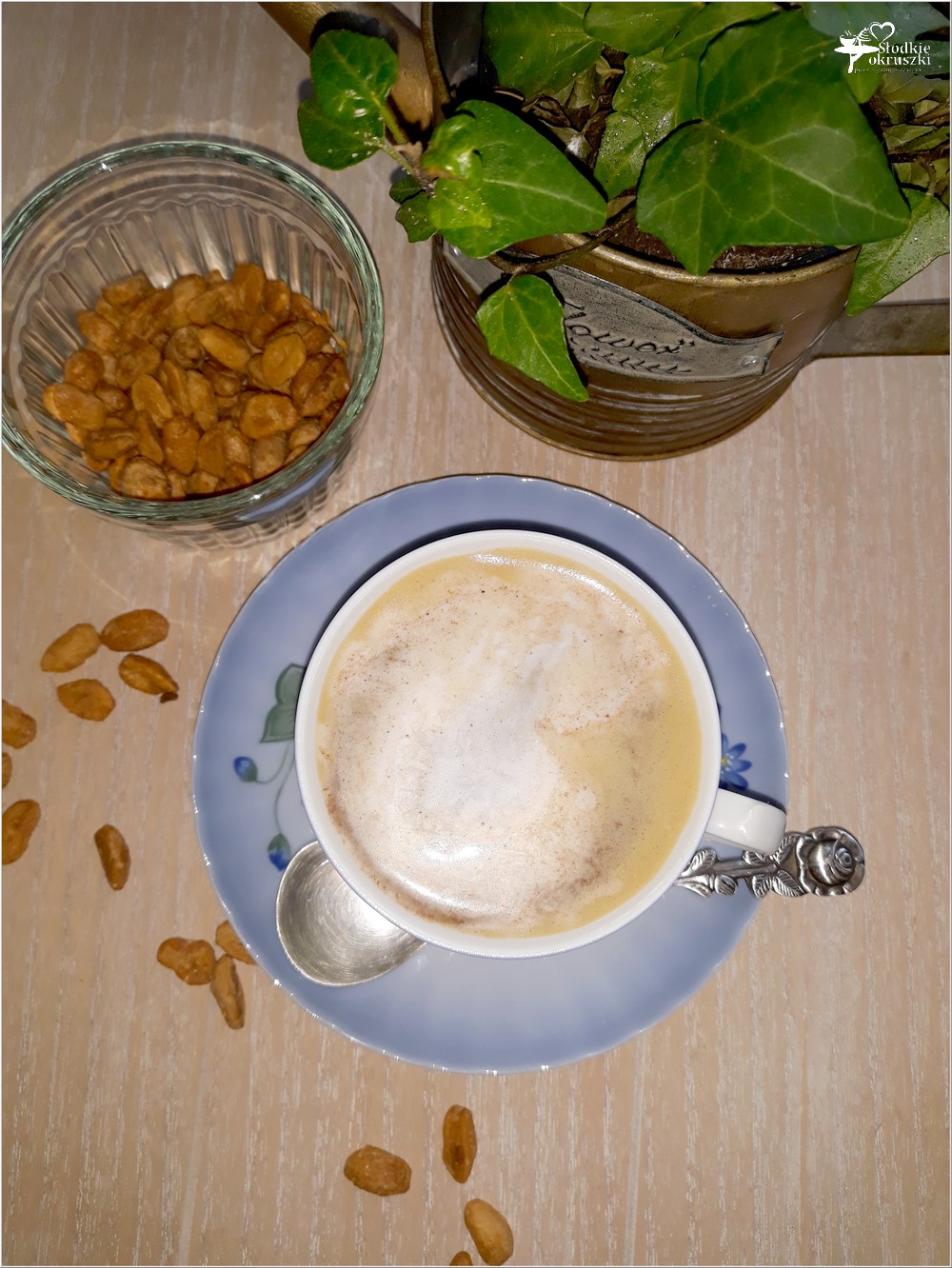 Karmelowa kawa z cynamonową pianką