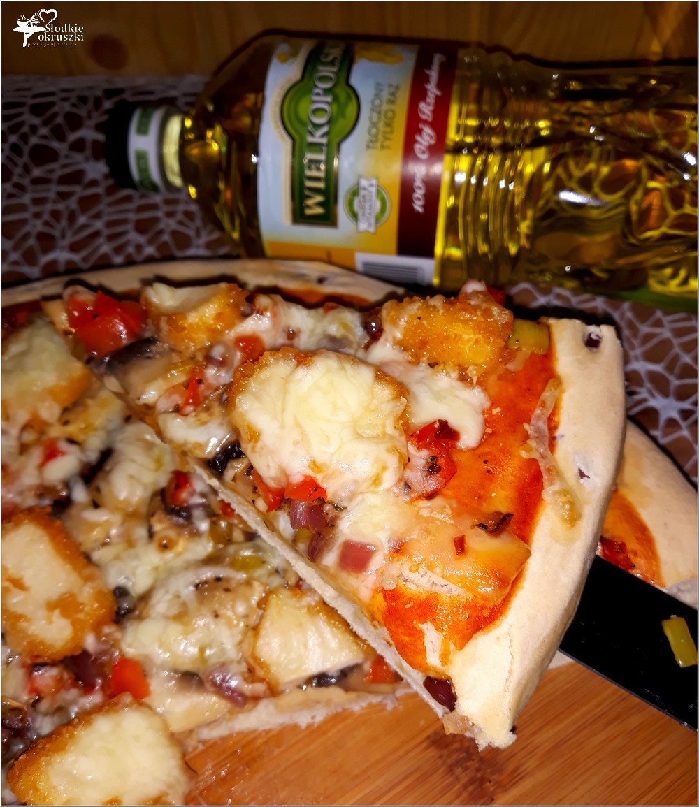Pizza z nuggetsami na grubym cebulowym cieście (3)