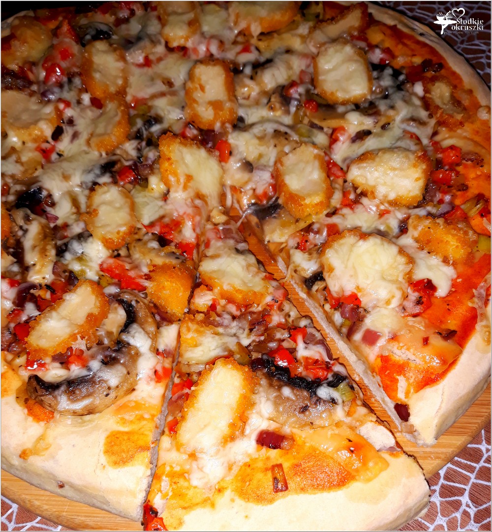 Pizza z nuggetsami na grubym cebulowym cieście (4)