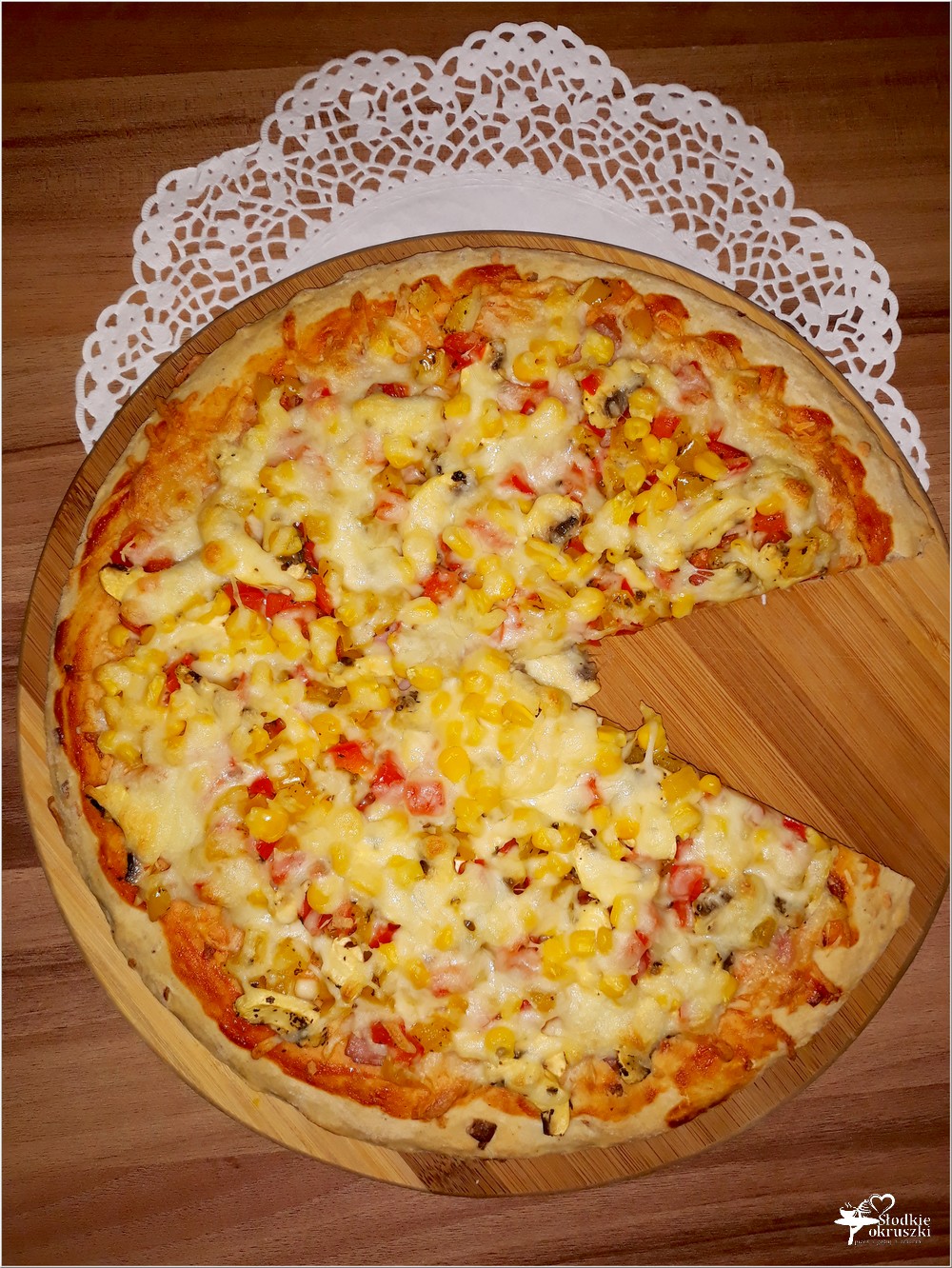 Domowa pizza na grubym cieście z kolorowym farszem (1)