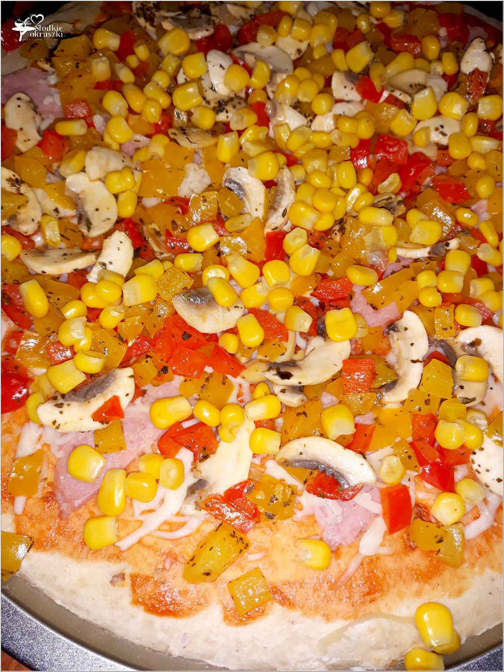 Domowa pizza na grubym cieście z kolorowym farszem (3)