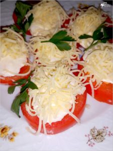 Imprezowa przekąska. Pomidorki z serem i sosem czosnkowo-ziołowym (1)