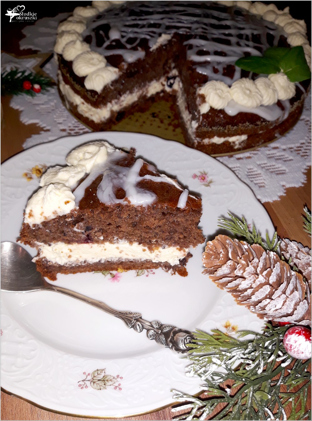 Świąteczny piernikowy tort z cytrynowym kremem i wisienkami (1)
