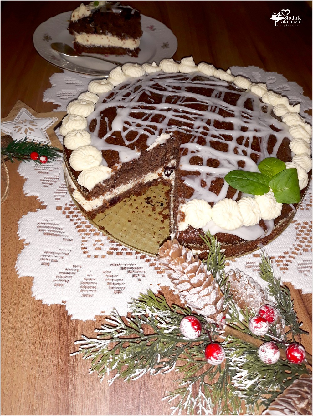 Świąteczny piernikowy tort z cytrynowym kremem i wisienkami (3)