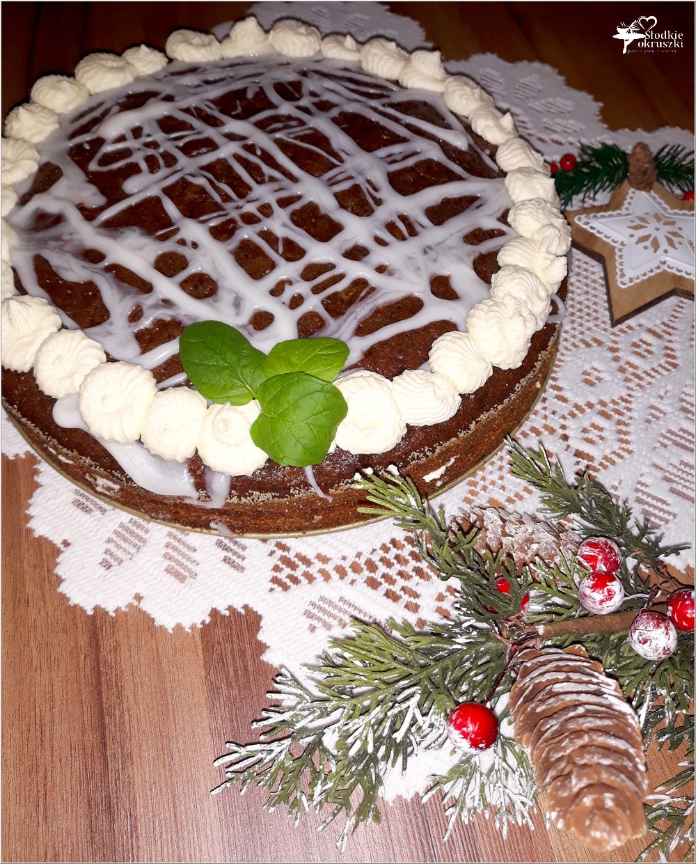 Świąteczny piernikowy tort z cytrynowym kremem i wisienkami (5)