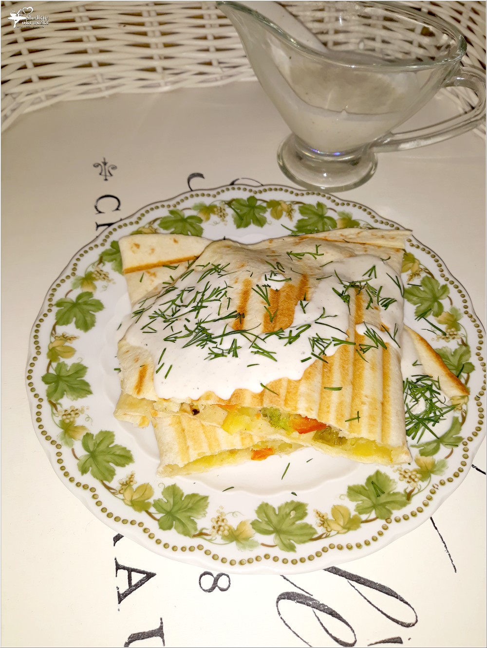 Grillowana tortilla z warzywami i domowym sosem czosnkowym