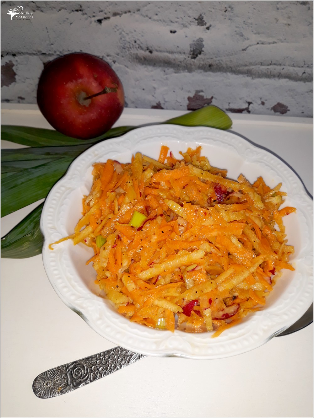 Surówka obiadowa z marchewki, pora, jabłka i rzodkiewki (z olejem) | Słodkie okruszki