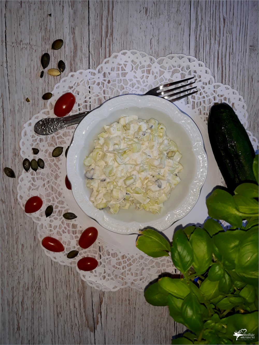 Chrupiąca sałatka obiadowa z pestkami dyni | Słodkie okruszki