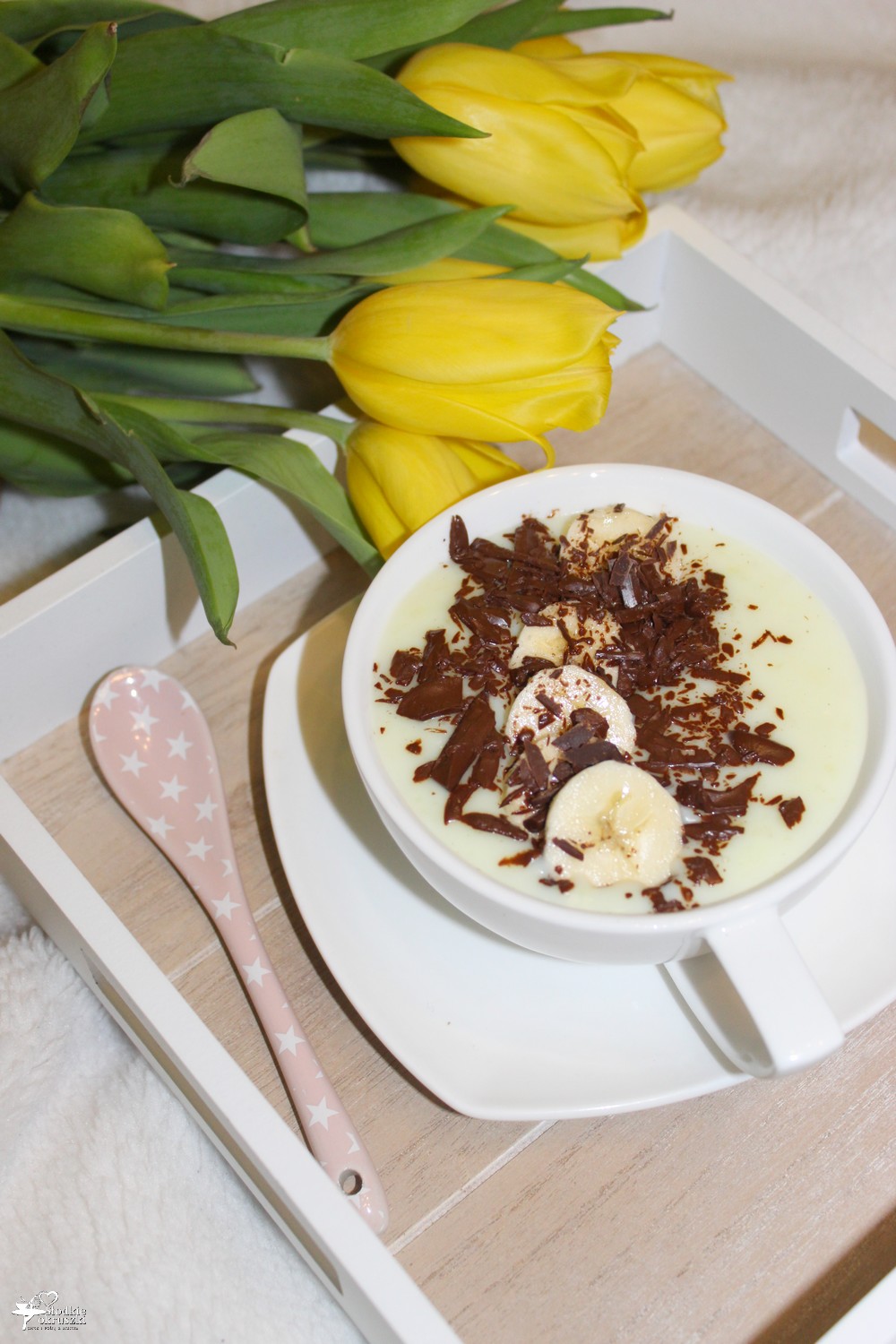 Deser z dzieciństwa – domowy budyń z czekoladą i bananami | Słodkie okruszki
