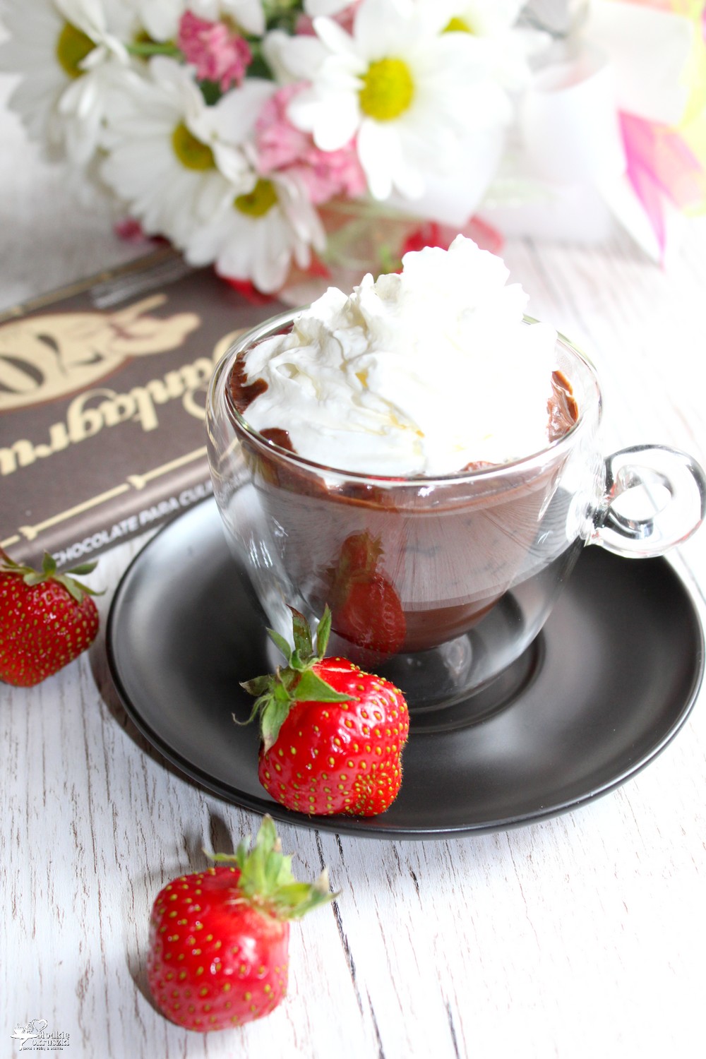 Gorąca czekolada z bitą śmietaną | Słodkie okruszki