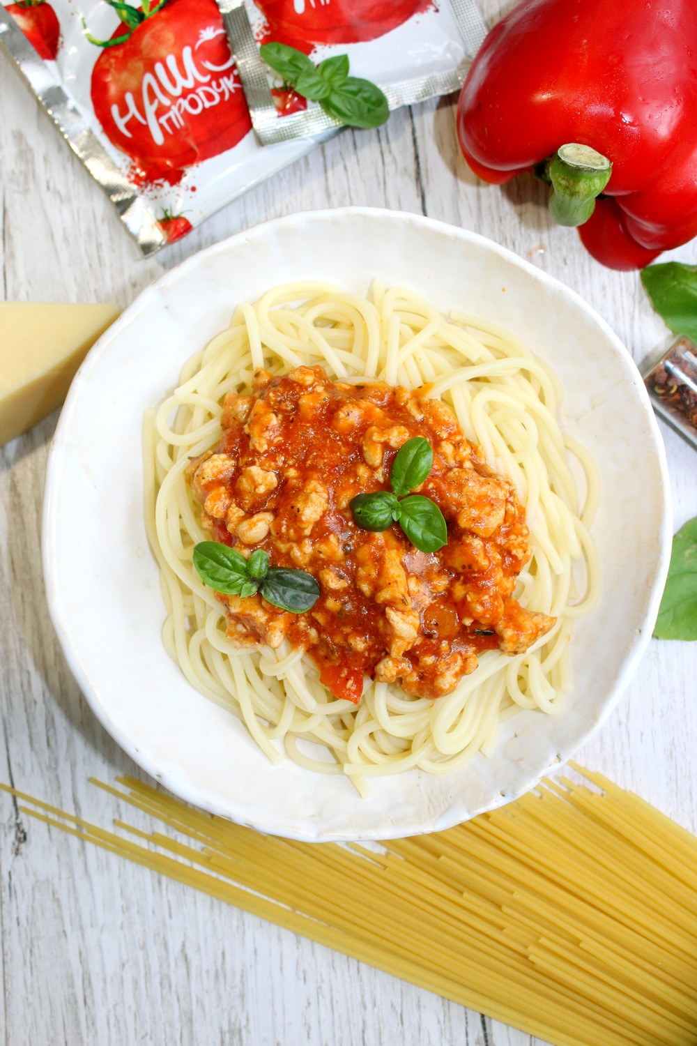 Spaghetti z prostym sosem pomidorowym z mięsem i papryką