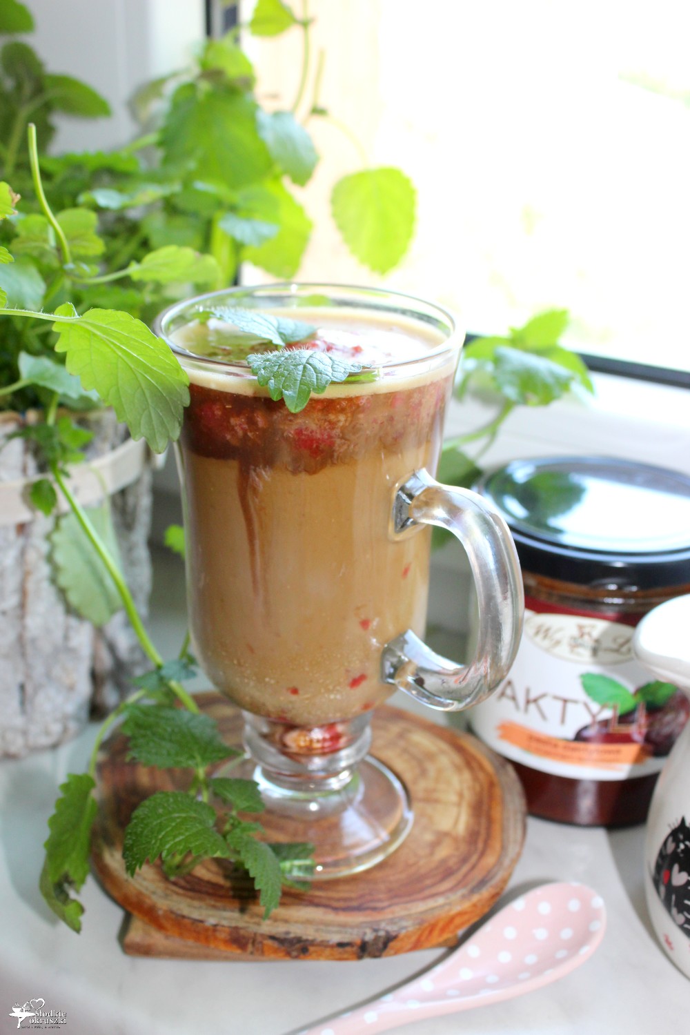 Letnia kawa z sorbetem truskawkowym i pastą daktylową | Słodkie okruszki
