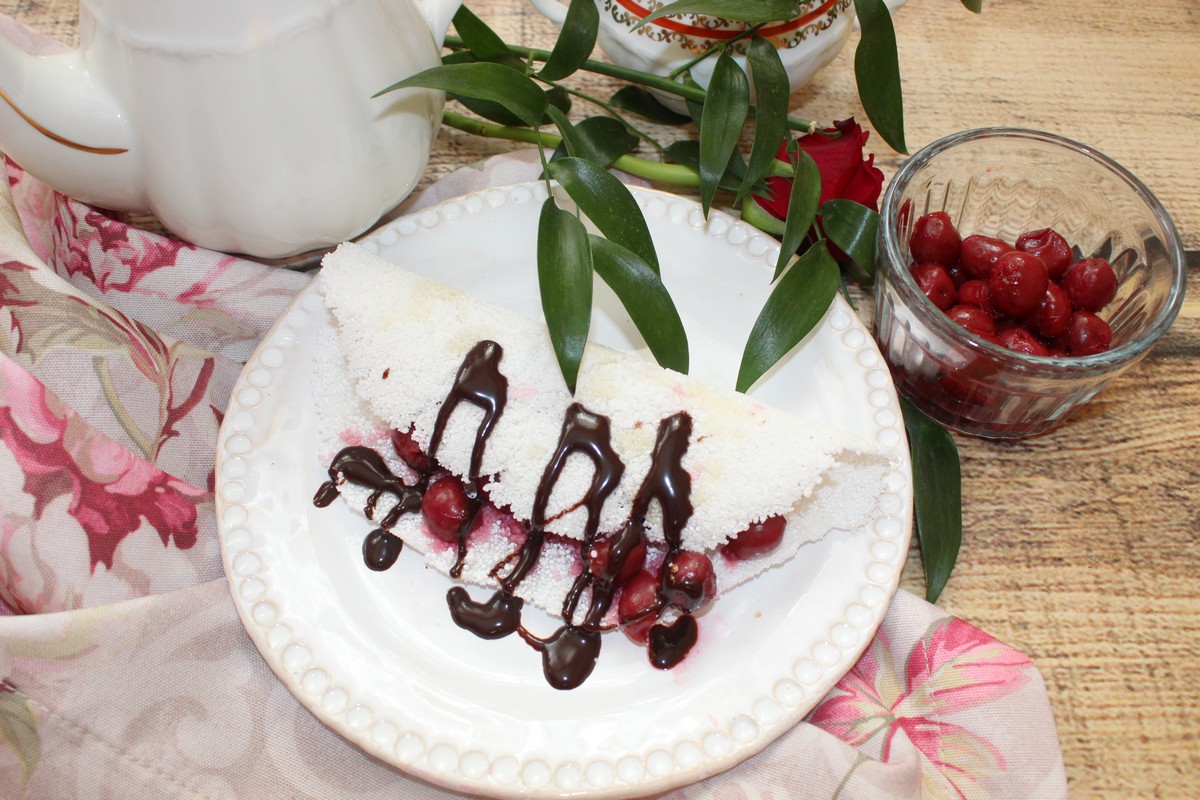 Deser z tapioki z wiśniami i sosem czekoladowym | Słodkie okruszki