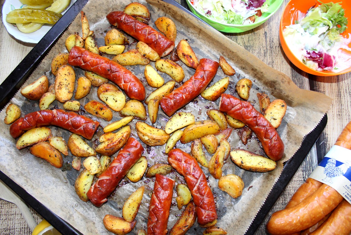 Pieczona kiełbasa z pieczonymi ziemniakami - obiad z piekarnika