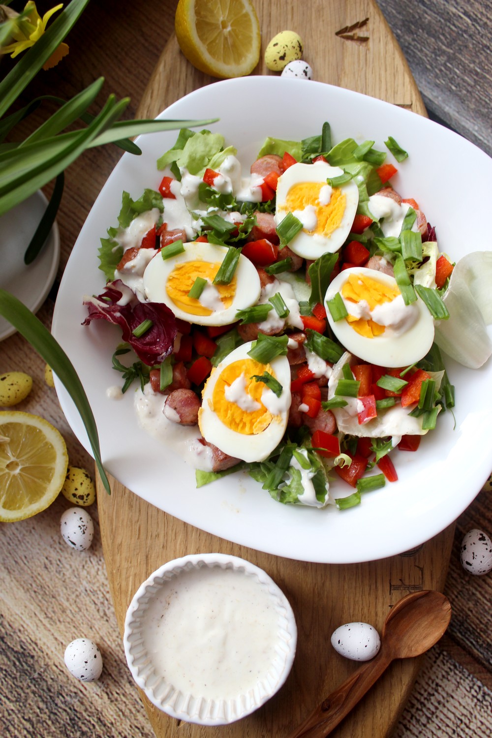 Wielkanocna sałatka z kiełbaskami chrzanowymi, jajkiem i sosem chrzanowym | Słodkie okruszki