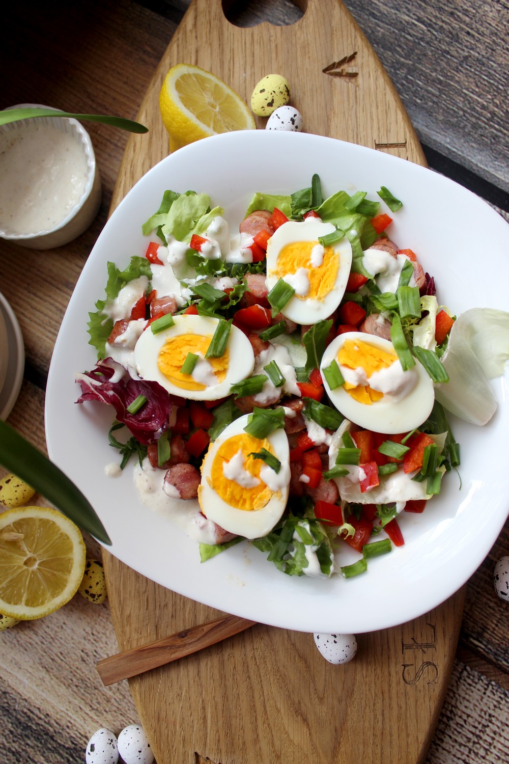 Wielkanocna sałatka z kiełbaskami chrzanowymi, jajkiem i sosem chrzanowym | Słodkie okruszki