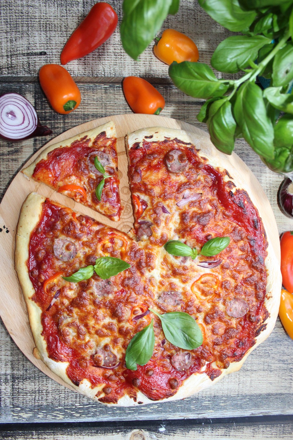 Domowa pizza - cienki spód puszyste chrupiące boki