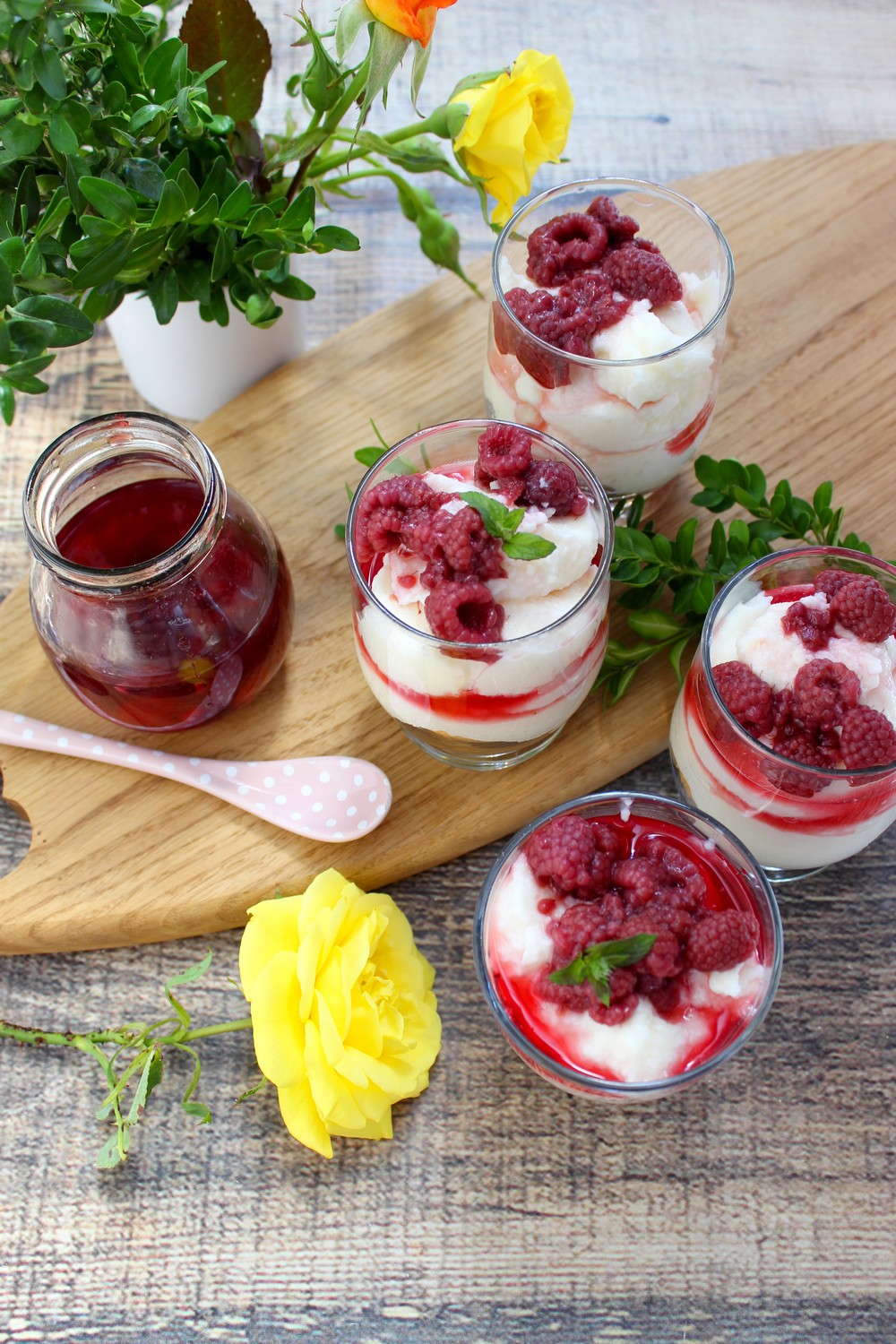 Letni deser – serniczki na zimno z malinami | Słodkie okruszki