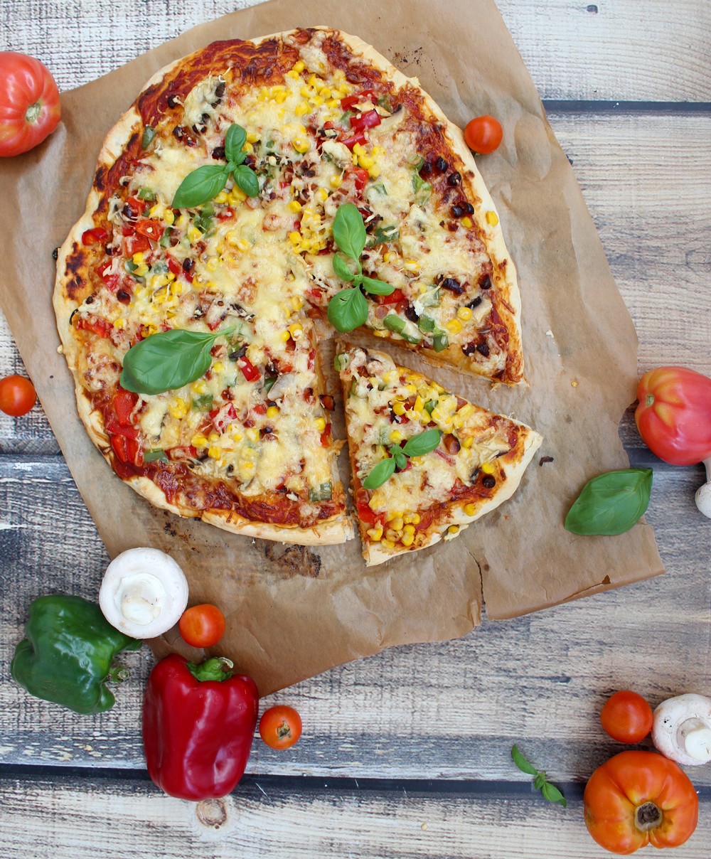 Pizza na bogato – domowa pizza na dużą blachę | Słodkie okruszki