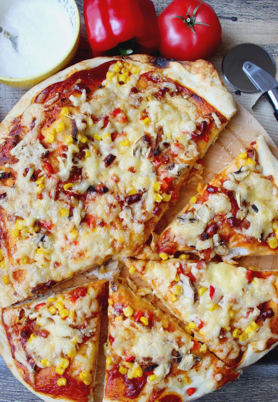 Domowa pizza i sos czosnkowy | Słodkie okruszki