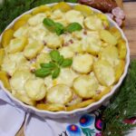 Obiadowa zapiekanka z kiełbasą, ziemniakami i papryką