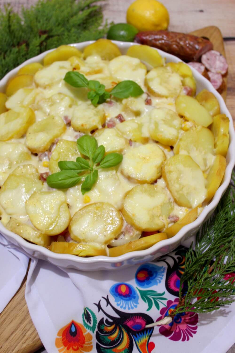Obiadowa zapiekanka z kiełbasą, ziemniakami i papryką | Słodkie okruszki