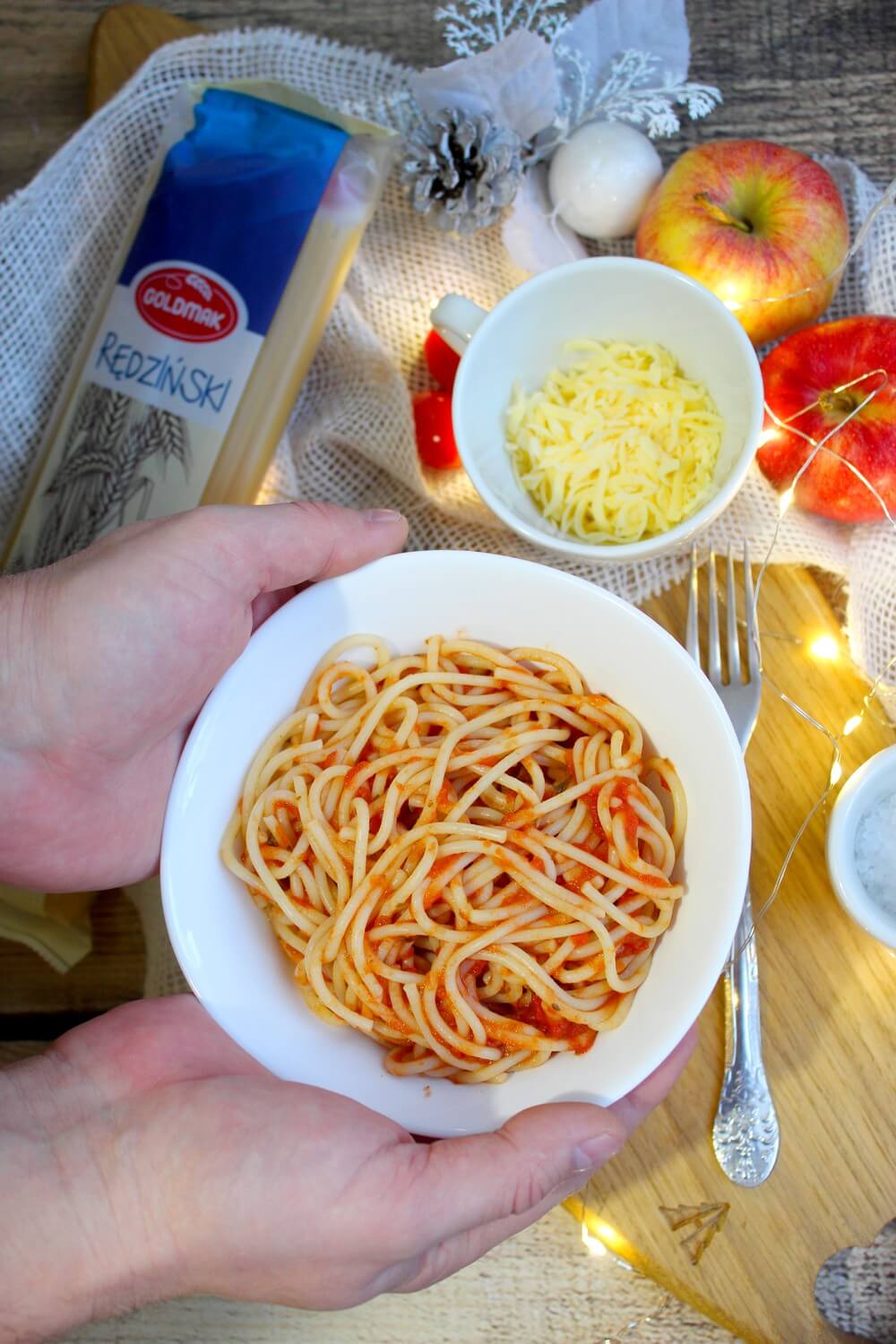Spaghetti z prostym aromatycznym sosem | Słodkie okruszki