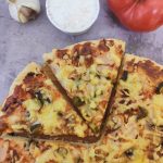 Prosta domowa pizza i szybki sos czosnkowo-ziołowy